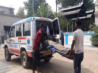 ধর্ম দূরে সরিয়ে মানবিক মুখের প্রমাণ রাখলেন অ্যাম্বুল্যান্স চালকরা