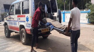 ধর্ম দূরে সরিয়ে মানবিক মুখের প্রমাণ রাখলেন অ্যাম্বুল্যান্স চালকরা