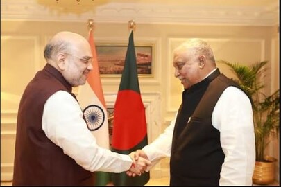 বাংলাদেশের স্বরাষ্ট্রমন্ত্রী আসাদুজ্জামান খানের সঙ্গে অমিত শাহ৷ Photo-Twitter