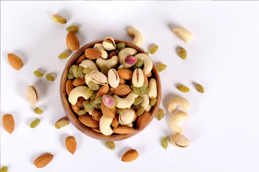 *বাদাম ও বীজ: বাদাম ও বীজে থাকে ম্যাগনেসিয়াম, স্বাস্থ্যকর চর্বি এবং পুষ্টিকর উপাদান। বাদাম, সূর্যমুখীর বীজ, পেস্তা, আখরোট এগুলো তাই স্বল্প পরিমাণে প্রতিদিন খেতে হবে। প্রতীকী ছবি। 