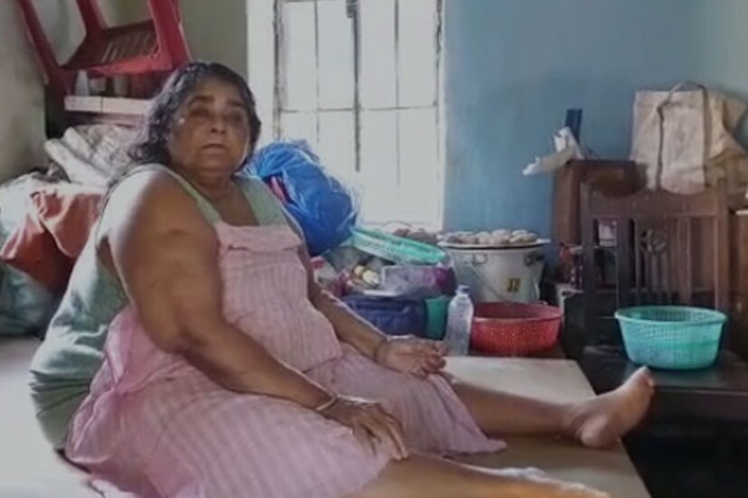 অর্পিতা মুখোপাধ্যায়ের গ্রেফতারির পরই বিভিন্ন লোকজন আসা যাওয়া করতে শুরু করেছিল। সেই সময় পরিচারিকাই আগলে রেখেছিলেন এমনকি যাবতীয় অস্বস্তিকর প্রশ্নের হাত থেকে বাঁচতে একটা সময় বাড়িতে তালা ঝুলিয়ে রাখতেন মিনতিদেবী।