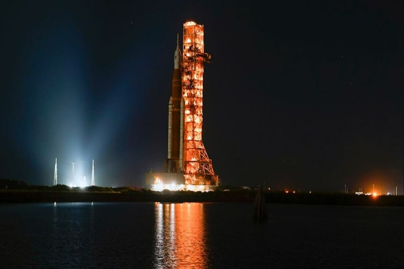 দ্য আর্টেমিস ১ চাঁদে পাড়ি দেওয়ার জন্য তৈরি রকেট হ্যারিকেন নিকোলের সঙ্গে লড়াই করছে৷ ক্যাটাগরি ১ হ্যারিকেন ঘণ্টায় ১২৫ কিমি গতিতেত ল্যান্ডফলের সঙ্গে নিকোল প্রতিহত করেছে৷ তবে ৪.১ বিলিয়ন ডলার মূল্যের এই রকেট প্রজেক্ট ঝড়ের মধ্যেই খোলা পড়ে রয়েছে৷ - Photo -CNN 