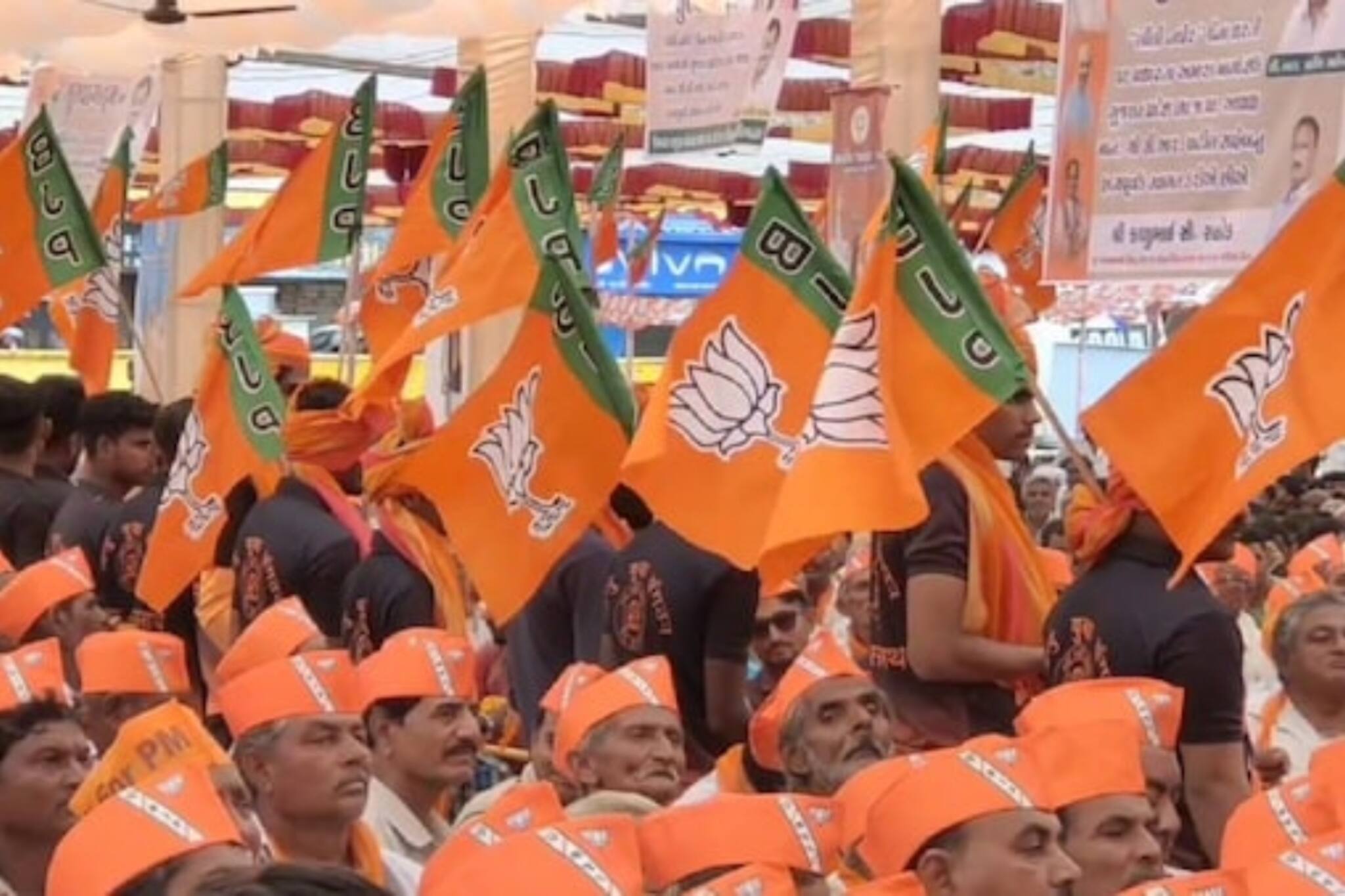 শাহ-যোগী-নাড্ডা-স্মৃতি, ভোটের মুখে গুজরাতে মেগা প্রচার বিজেপির