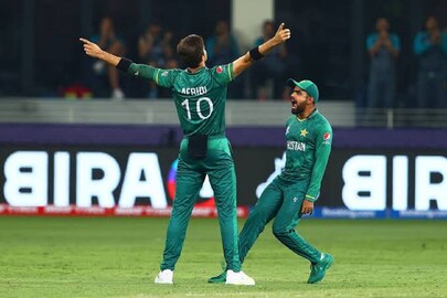 শাহিনদের ড্রেসিংরুমে বিশেষ ক্লাস নিলেন বাবর