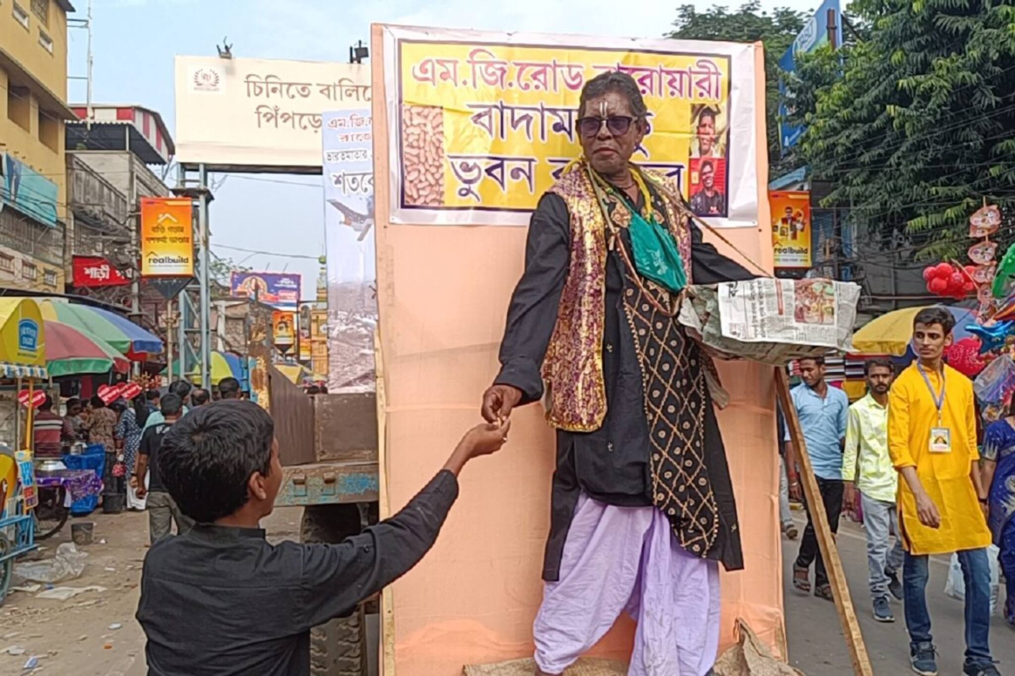 ইনি কি আসল কাঁচা বাদাম-খ্যাত ভুবন বাদ্যকর? জগদ্ধাত্রী পুজোর ঘট বিসর্জনে রহস্য!