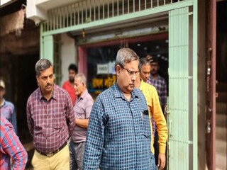 বোলপুরের সেই লটারির দোকানের বাইরে সিবিআই আধিকারিকরা৷ 