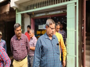 বোলপুরের সেই লটারির দোকানের বাইরে সিবিআই আধিকারিকরা৷ 