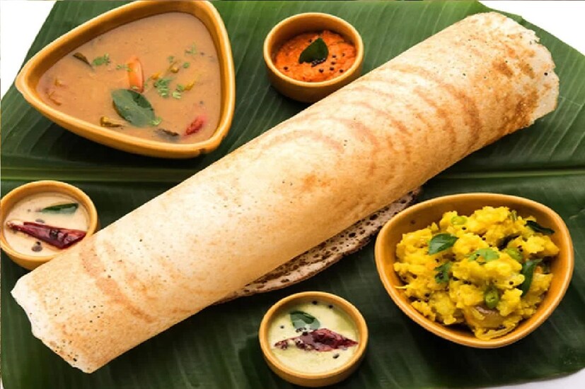 *ধোসাঃ মূলত দক্ষিণ ভারতীয় এই খাবার ভারতের নানা প্রান্তেই ভীষণভাবে জনপ্রিয়। প্লেন ধোসা, মশলা ধোসা, অনিওন ধোসা, চিজ ধোসা-সহ নানা স্বাদের ধোসা মেলে। ধোসার সঙ্গে পরিবেশন করা হয় নানা সবজি দেওয়া ডাল সম্বর এবং নারকোল-পোস্তর চাটনি বা রসম। অনেকে আবার ধোসার সঙ্গে একপ্রকার টমেটোর চাটনি খেতে পছন্দ করেন। সংগৃহীত ছবি। 