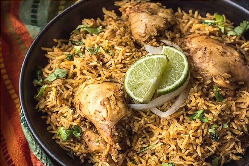 *বিরিয়ানিঃ বাঙালি বিরিয়ানি পাগল। বাঙালি অথচ বিরিয়ানি খাননি, এটা প্রায় বিরল। কলকাতা-সহ বাংলার বিভিন্ন প্রান্তে অলিতে-গলিতে বিরিয়ানির দোকান। এক প্লেট রাইসের সঙ্গে মিলেমিশে একাকার হয়ে যাওয়া একপিস চিকেন বা মটনের বড় পিসের সঙ্গে একটি আলু এবং ডিম, এ যেন অমৃত। মোগলাই খাবারের মধ্যেই বিরিয়ানিই সর্বাধিক জনপ্রিয়। সংগৃহীত ছবি। 