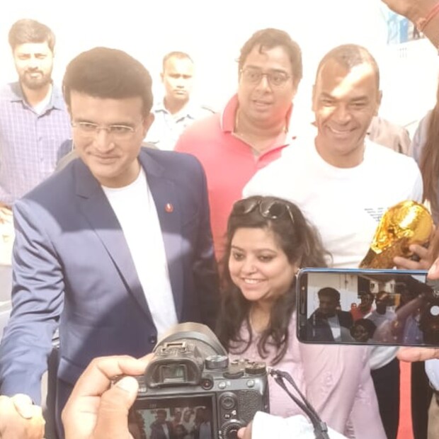 নানা বিষয়ে আলোচনার পর সৌরভকে দাদা লিখে সই করে একটি বই উপহার দেন কাফু। কিংবন্তী কাফুর সঙ্গে সাক্ষাৎ করে খুশি সৌরভও।