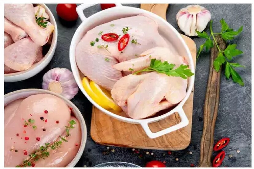 *বিগত কয়েক বছর ধরে দোকান থেকে টাটকা মাংস কেনার প্রবণতা বেশ কমে গিয়েছে। বদলে বেড়েছে প্যাকেটজাত মাংসের প্রতি ঝোঁক। যার সঙ্গে বেড়েছে মাংস নিয়ে দ্বিধাও।