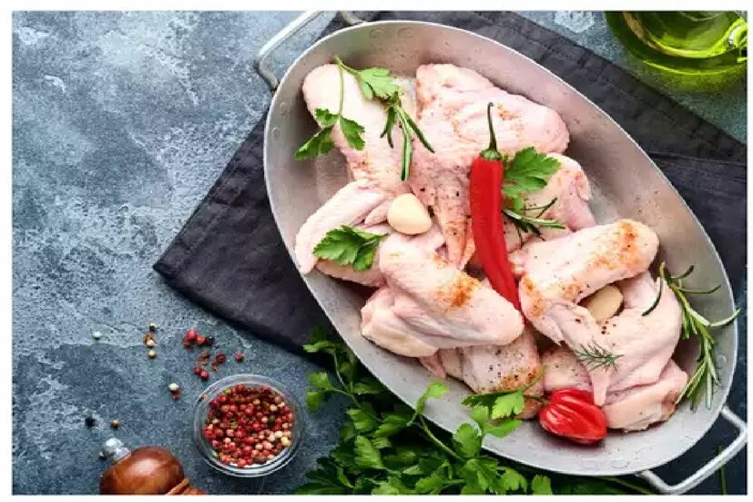 *আসলে প্রক্রিয়াজাত মাংস কিংবা আগে থেকে কেটে রাখা মাংস খাওয়ার প্রবণতা বাড়ায় মাংসবিক্রেতার কাছ থেকে মাংস কেনা কমে গিয়েছে। প্রতীকী ছবি। প্রতীকী ছবি। 