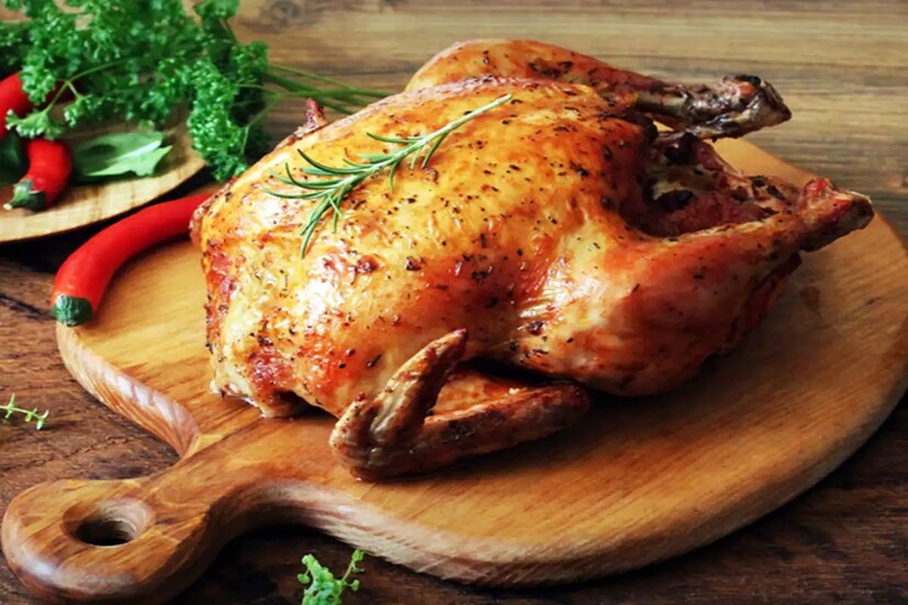 *মাংসের গন্ধঃ প্যাকেটের বা ট্রে-র গন্ধ থেকেও মাংসের সতেজতা চিনে নেওয়া যায়৷ বলাই বাহুল্য- যদি প্যাকেট খোলার পরে মুরগির স্বাভাবিক গন্ধ বেরোয় এবং কোনও দুগর্ন্ধ না থাকে তাহলে সেটি খাওয়ার জন্য নিরাপদ৷ প্রতীকী ছবি। 