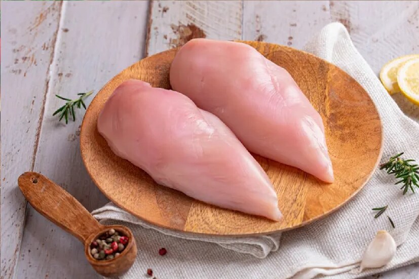 *দেখতে কেমন হয়ঃ কেমন দেখতে লাগছে তার উপরেও মাংসের সতেজতা এবং গুণমান নির্ভর করে। মুরগির মাংসের চেহারা এবং রঙ সেটির গুণমান অনেকটাই জানান দেয়। যদি মুরগীর মাংসের রঙ ধূসর কিংবা ফ্যাকাশে দেখায় তাহলে সেটি টাটকা নয় বলেই ধরা হয়। প্রতীকী ছবি। 