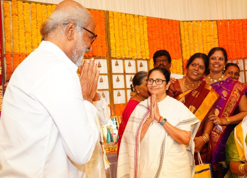 প্রসঙ্গত, বৃহস্পতিবার রাজ্যপাল লা গনেশনের অনুষ্ঠানে আমন্ত্রিত অতিথি ছিলেন রজনীকান্ত থেকে এম কে স্ট্যালিন। সেখানেই মুখোমুখি সাক্ষাৎ। আর এই সাক্ষাৎ ঘিরেই বাংলা তথা দক্ষিণের রাজনীতিতে নয়া চর্চা শুরু হয়েছে। রজনীকান্তকে কলকাতায় আসার আমন্ত্রণ জানান মমতা বন্দ্যোপাধ্যায়।