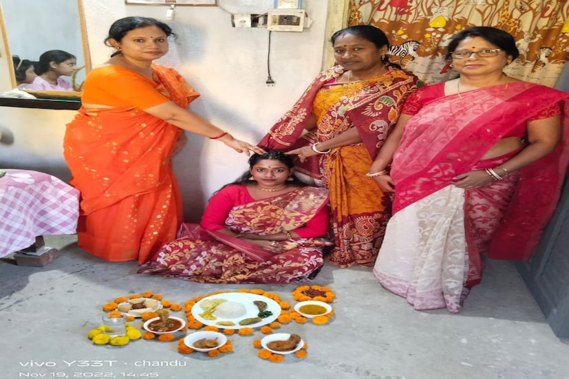 দু:স্থ পরিবারে মেয়ের বিয়ে। কী ভাবে পাত্রস্থ করবেন সেই পথ খুঁজতে হন্যে হয়ে ঘুরছিলেন বাবা-মা। বাবা চা বিক্রেতা, আর মা বিশেষভাবে সক্ষম। এমন পরিবারে শেষপর্যন্ত বিয়ে সম্পন্ন হল রীতিমতো ঘটা করে। আইবুড়ো ভাত থেকে শুরু করে, কনে আশীর্বাদ। মেহেন্দি, কনে সাজানো থেকে ছাদনাতলা সাজানো, বরযাত্রী-সহ দেড় শতাধিক আমন্ত্রিত অতিথিদের পাত পেড়ে ভুঁড়িভোজের ব্যবস্থা বাদ গেল না কিছুই।