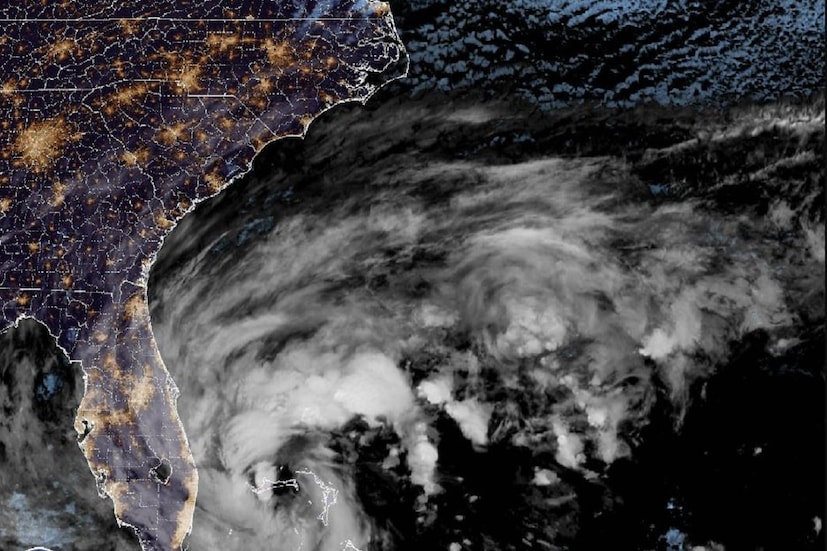 mন্যাশানাল হ্যারিকেন সেন্টারের আপডেট অনুযায়ী ঝড়ের কেন্দ্র ল্যান্ডফল করে নর্থ হাচিসন আইল্যান্ডে৷ আগেই ওয়েদার আপডেটে জানানো হয়েছিল জোরালো হাওয়া বইবে, সাংঘাতিক ঝড় আর প্রবল বৃষ্টিপাত হবে৷ Photo -Collected 
