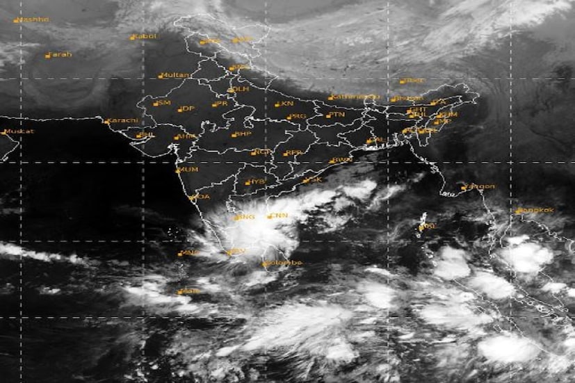 এটা আরও শক্তিবৃদ্ধি  করে উত্তরপশ্চিম দিকে তামিলনাড়ু উপকূলের দিকে এগোনোর সম্ভাবনা রয়েছে। একটি রেখা বাংলার খাঁড়ির মধ্যভাগ থেকে তৈরি হয়ে বঙ্গোপসাগরের দক্ষিণ পশ্চিমের নিম্নচাপ এলাকায় সাইক্লোনিক সার্কুলেশনের সঙ্গে জুড়ে রয়েছে৷ এটি সমুদ্রতল থেকে ৪.৫ কিমি উচুঁতে ছড়িয়ে রয়েছে৷