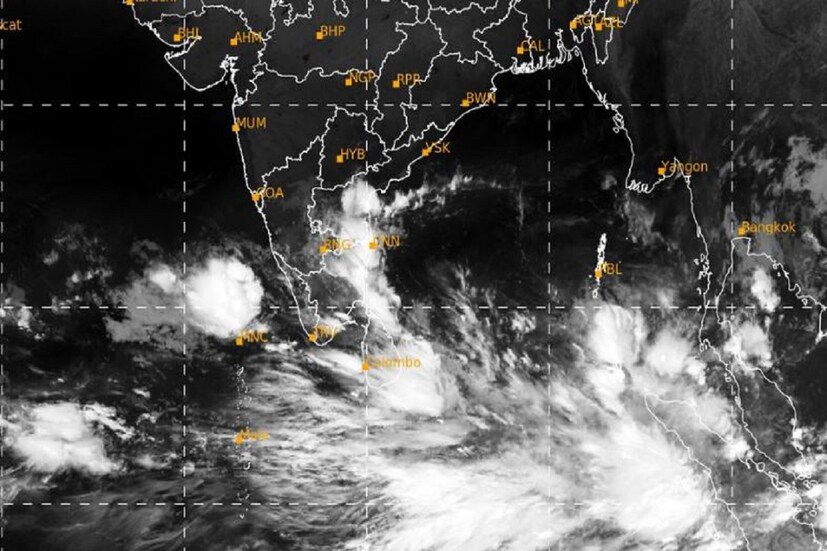এদিকে শুধু বৃষ্টিতেই ক্ষান্ত নয় প্রবল বেগে বইবে ঝোড়ো হাওয়া৷ ঘণ্টায় ৪০- ৪৫ , কখনও কখনও আবার ঘণ্টায় ৫৫ কিমি বেগে হাওয়া বইবে ১৩ তারিখে৷ দক্ষিণ পশ্চিম এবং মধ্য বঙ্গোপসাগরে তৈরি হওয়া সাইক্লোনিক সার্কুলেশনের জেরে ফের একবার এই জোরালো হাওয়া বইবে৷ Photo Courtesy- IMD/ Sattellite Image 