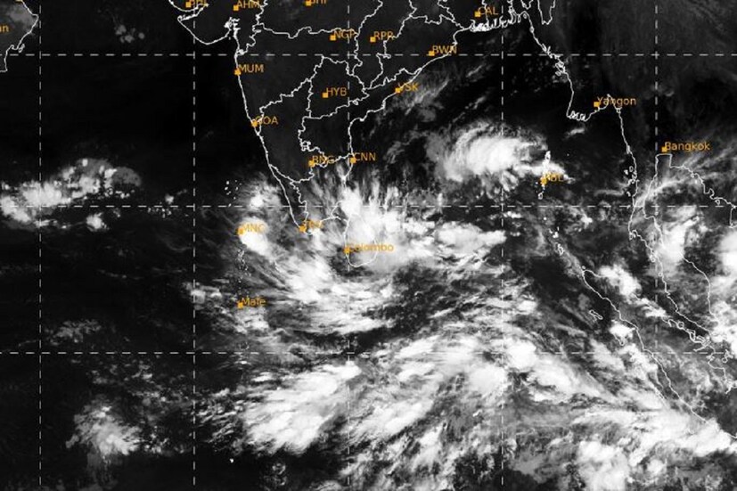 #নয়াদিল্লি: ফের বঙ্গোপসাগরে ঘনীভূত নিম্নচাপ৷ ১০ তারিখ  থেকে এই নিম্নচাপের প্রভাব পড়তে শুরু করবে৷ আইএমডি নিজেদের ওয়েদার আপডেটে জানিয়েছে এই কারণে ৪৫-৫৫ কিলোমিটার গতিতে বইবে ঝোড়ো হাওয়া৷ যখন সমুদ্র থেকে ল্যান্ডে প্রবেশ করবে তখন গাস্টিং স্পিড ৬৫ কিলোমিটার প্রতি ঘণ্টা অবধি হতে পারে৷ Photo Courtesy-IMD/Sattellite Image 