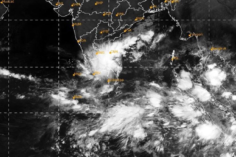 দেশের মধ্য সক্রিয় মৌসমী প্রণালী র কথা হলে প্রাইভেট ওয়েদার আপডেট প্রদানকারী সংস্থা স্কাইমেটের খবর অনুযায়ী শ্রীলঙ্কা উপকূল এবং দক্ষিণ পশ্চিম বঙ্গোপসাগরে নিম্নচাপ ক্ষেত্র তৈরি হয়ে রয়েছে৷ সাইক্লোনিক সার্কুলেশনের উচ্চতা সমুদ্রতল থেকে ৭.৬ কিলোমিটার অবধি ছড়িয়ে রয়েছে৷ Photo Courtesy-IMD/Sattellite Image