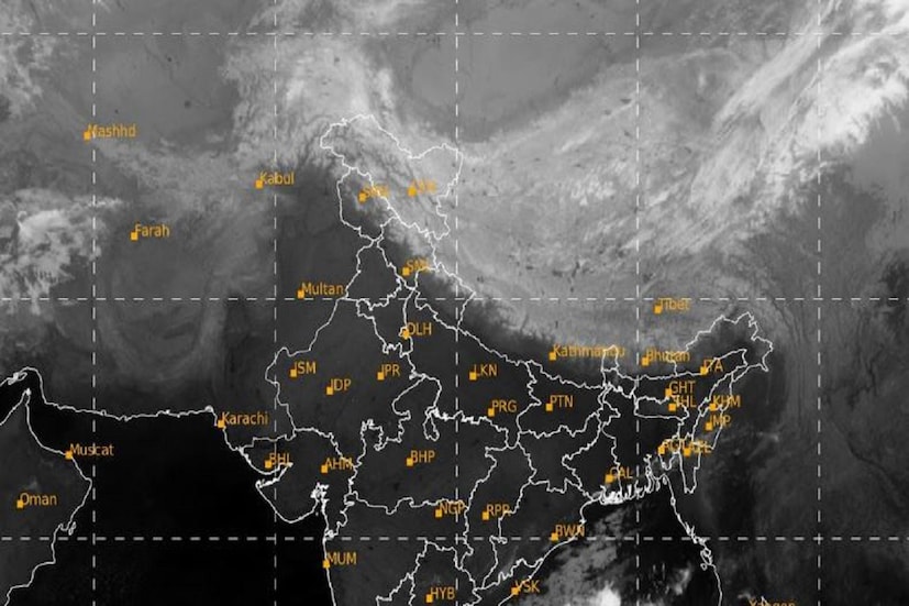 দিনের বেলাতেও সূর্যের তাপ অনুভূত হবে৷ তাপমাত্রার পারদ ঝপঝপ করে পড়ছে৷ তবে পঞ্জাব, হরিয়াণা, পশ্চিম উত্তর প্রদেশ, এবং দিল্লি এনসিআর এখনও দূষণজনিত কারণে অসুবিধা হচ্ছে৷ পশ্চিমি ঝঞ্ঝার জেরে জম্মু কাশ্মীরে একদিক দিয়েই হাওয়া প্রবেশ করছে৷ Photo Courtesy-IMD/Sattellite Image