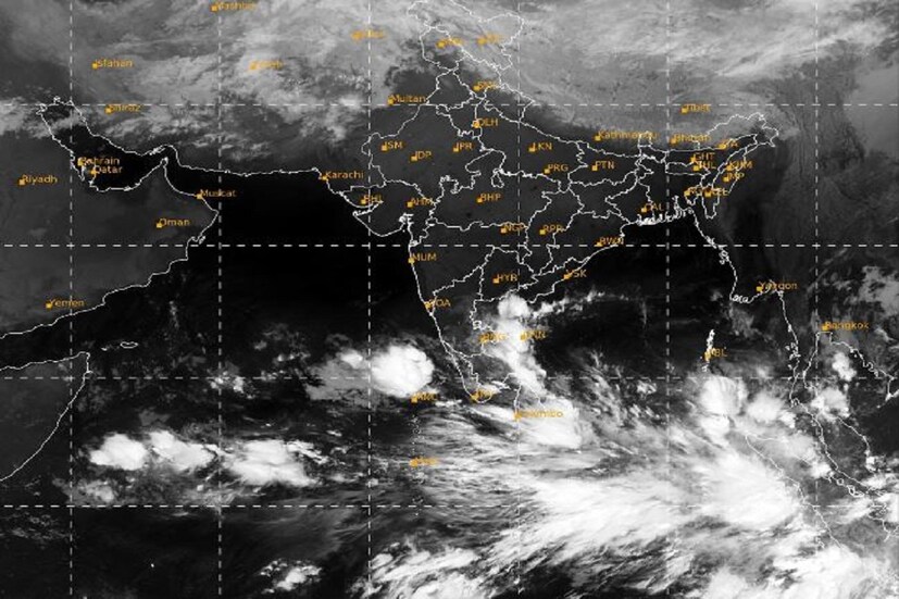 #কলকাতা:  সাইক্নোনিক সার্কুলেশনের জেরে এখনও নাজেহাল অবস্থা দক্ষিণ ভারতের৷ তামিলনাডড়ু, পুদুচেরি, করাইকল, লাক্ষাদ্বীপে প্রবল বৃষ্টি হবে৷ এছাড়া কেরল, রায়লসীমা, মাহে, অন্ধ্রপ্রদেশের উকূলবর্তী জেলাগুলিতে এবং কর্নাটকের আভ্যন্তরীন অংশে প্রবল বৃষ্টি হবে৷ এমনটাই নিজেদের ওয়েদার আপডেটে জানিয়েছে আইএমডি৷ Photo Courtesy- IMD/ Sattellite Image 