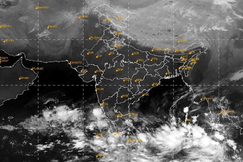 #নয়াদিল্লি: ভারতের আলাদা আলাদা এলাকায় আবহাওয়া আলাদা আলাদা ভাবে ধরা দিচ্ছে৷ একদিকে এখন ও দক্ষিণের রাজ্যগুলি প্রবল বৃষ্টিতে ভাসছে সেখানে হিমালয় এবং সংলগ্ন ক্ষেত্রে প্রবল তুষারপাত জারি রয়েছে৷ এই তুষারপাতের জেরে গোটা উত্তরভারতে শীতের প্রভাব বাড়ছে৷ Photo Courtesy- IMD/Sattellite Image 