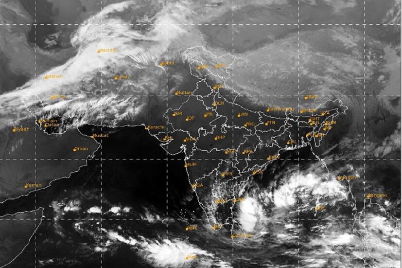মৌসম ভবনের ওয়েদার আপডেট অনুযায়ী, বঙ্গোপসাগরে একটি নিম্নচাপ তৈরি হয়েছে এবং এটি ক্রমশ ঘনীভূত হয়ে তামিলনাড়ু, পুদুচেরি এবং পার্শ্ববর্তী এলাকার ওপর দিয়ে এগিয়ে যেতে পারে৷  তামিলনাড়ু এবং  আশেপাশের রাজ্যগুলিতে আগামী কয়েকদিন বর্ষা চলবে। একই সময়ে, দিল্লি-এনসিআর-এর বাতাস এখনও খারাপ অবস্থায় থাকতে পারে এবং তাপমাত্রার হ্রাসও রেকর্ড করা হবে। Photo Courtesy- IMD/Sattellite Image 