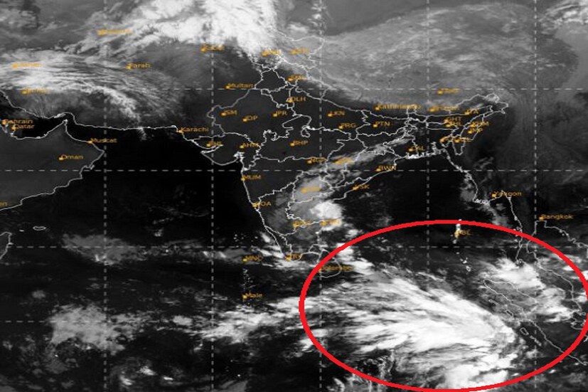 #কলকাতা: ফের বঙ্গোপসাগরে তৈরি ঘূর্ণিঝড়৷  এই ঘূর্ণিঝড় দক্ষিণ-পশ্চিম বঙ্গোপসাগর এবং তৎসংলগ্ন শ্রীলঙ্কা উপকূলে অবস্থান করছে। তামিলনাড়ু এবং কেরল জুড়ে সাইক্লোনিক মুভমেন্ট  থেকে দক্ষিণ-পূর্ব আরব সাগর পর্যন্ত একটি লাইন প্রসারিত হচ্ছে। এই কারণেই দক্ষিণ ভারতের একাধিক  এলাকায় বৃষ্টি চলবে৷ Photo Courtesy- IMD/Sattellite 