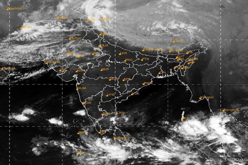 #নয়াদিল্লি: বঙ্গোপসাগরে ফের তৈরি হয়েছে নিম্নচাপ৷ যা দক্ষিণ বঙ্গোপসাগরে সামনের সপ্তাহে ঘণীভূত হয়ে যাবে৷ এমনটাই পূর্বাভাস দিয়েছিল অ্যাকুওয়েদার৷ এবার আইএমডি স্যাটেলাইট থেকে প্রাপ্ত ছবি অনুযায়ী সেই নিম্নচাপ রয়েছে এবং ঘণীভূত হচ্ছে৷ এর জেরে সামনের সপ্তাহে দক্ষিণ ভারতের বেশ কিছু রাজ্যে ফের বৃষ্টি হবে৷ Photo Courtesy- IMD/Sattellite 