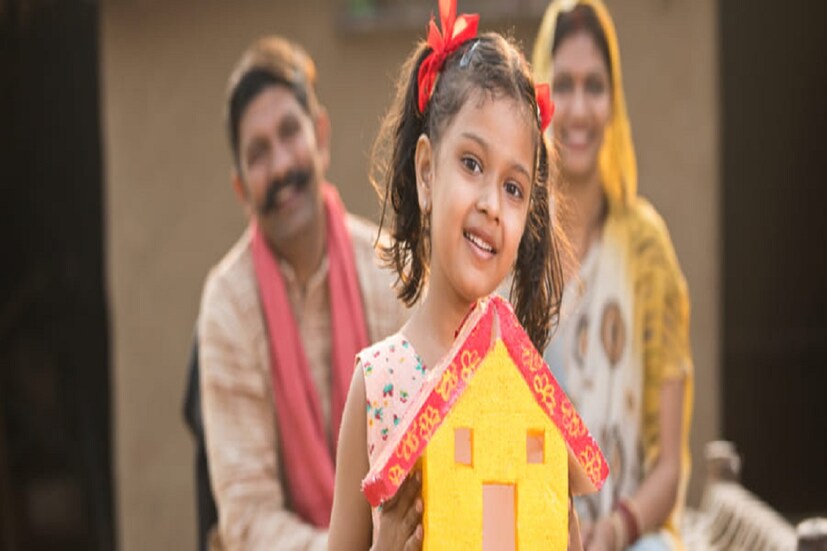 *এনএসসি-তে মোটা অঙ্কের রিটার্ন: ন্যাশনাল সেভিং সার্টিফিকেট হল পোস্ট অফিসের একটি বিশেষ স্কিম, এখানেও কন্যা সন্তানের জন্য বিনিয়োগ করা যায়। এর উপর মেলে গ্যারান্টিযুক্ত রিটার্ন। সরকার বর্তমানে এনএসসিতে ৭.৬ শতাংশ হারে বার্ষিক সুদ দিচ্ছে। এতে সর্বনিম্ন ১,০০০ টাকা বিনিয়োগ করা যায়, আর সর্বোচ্চ বিনিয়োগের কোনও সীমা নেই। এর মেয়াদ হয় ৫ বছর। এমনকী রিটার্নের উপর কর ছাড়ও পাওয়া যায়।