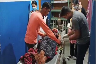 গুরুতর আহত অবস্থায় হাসপাতালে চিকিৎসাধীন আহতরা৷ 