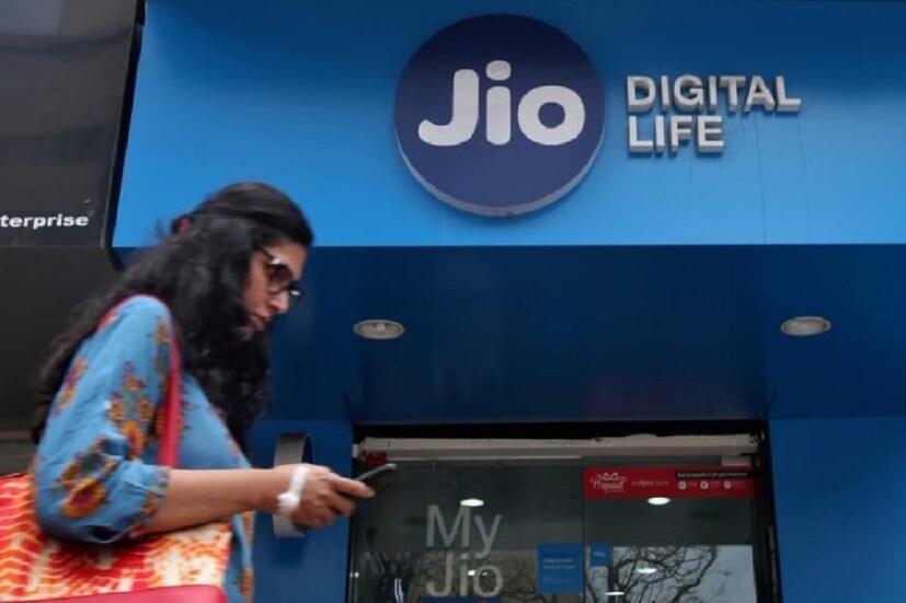 Jio-এর ৩৯৫ টাকার প্ল্যানে গ্রাহকরা ৮৪ দিনের ভ্যালিডিটি থাকে। আপনি যদি লম্বা প্ল্যান খুঁজছেন, তাহলে এই প্ল্যানটি আপনার জন্য ভাল হতে পারে। অর্থাৎ একবার রিচার্জ করলে প্রায় ৩ মাস অবধি কোনও চিন্তা নেই৷