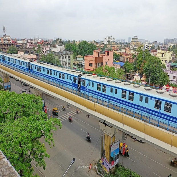 এই মেট্রো পরিষেবা শুরু হলে কলকাতাবাসীর যাতায়াতের সুবিধা কয়েকগুণ বেড়ে যাবে সেই নিয়ে কোনও সন্দেহ নেই।বাংলায় মেট্রো রেল পরিষেবা উন্নত করার জন্য একাধিক লাইনে কাজ চলছে।