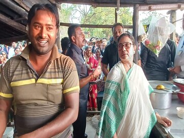 বিখ্যাত হয়ে গেল মাগুরার বুদ্ধদেবের চপের দোকান