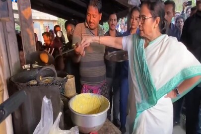 বিনপুরের দোকানে চপ ভাজলেন মমতা বন্দ্যোপাধ্যায়৷ 