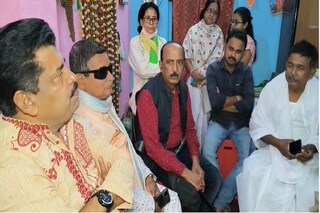 
বিজেপি নেতা শ্যামলেন্দু দে-র (ডান দিকে) বাড়িতে অশোকনগরের বিধায়ক নারায়ণ গোস্বামী (একেবারে বাঁদিকে)৷