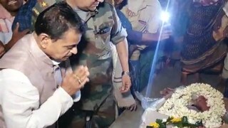 তার দেহ বাড়িতে ফিরতেই কান্নার রোল পড়ে যায় গোটা গ্রাম জুড়ে