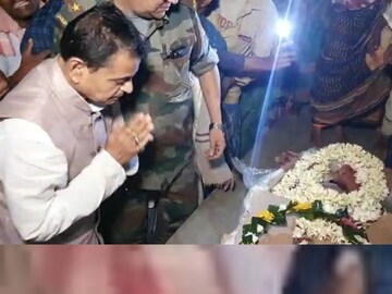 তার দেহ বাড়িতে ফিরতেই কান্নার রোল পড়ে যায় গোটা গ্রাম জুড়ে