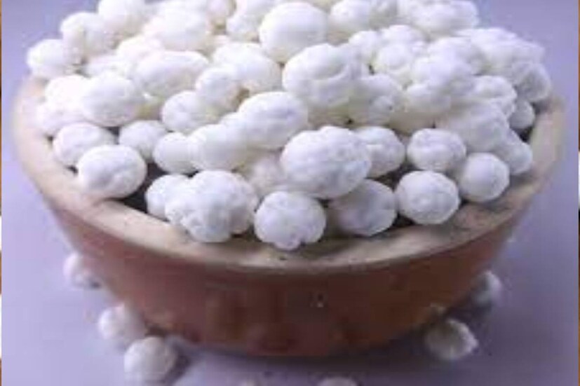 বাতাসা তৈরি হয় চিনি ও গুড় থেকে৷ চিনির বাতাসা সাদা৷ গুড়ের বাতাস হাল্কা খয়েরি৷ নকুলদানার মূল উপাদান চিনি৷ সাধারণত সাদা রঙেরই হয়৷ তবে অন্য রঙের নকুলদানা তৈরি করাও কঠিন নয়৷