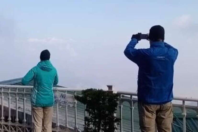 দার্জিলিঙে গড় তাপমাত্রা এখন ১০ থেকে ১২ ডিগ্রির আশেপাশে। সঙ্গে হিমেল হাওয়া। গরম পোশাক গায়ে তুলে শীতের আমেজ নিতে শৈলশহরে পর্যটকেরা। বিকেলের পর থেকে তাপমাত্রা কিছুটা নামবে।