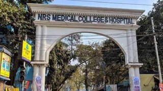 চিকিৎসকরা অস্ত্রোপচারের জন্যে দ্রুত তৈরি হয়ে নেন চিকিৎসকরা অস্ত্রোপচারের জন্যে দ্রুত তৈরি হয়ে নেন