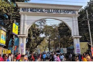চিকিৎসকরা অস্ত্রোপচারের জন্যে দ্রুত তৈরি হয়ে নেন