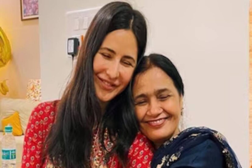 ক্যাটরিনা কইফের সুখী দাম্পত্যের ঝলক মাঝে মাঝে ফুটে ওঠে নায়িকার কথায়৷ স্বামী ভিকি কৌশল তো বটেই৷ শাশুড়ির সঙ্গেও তাঁর সখ্য এখন আলোচিত৷ সম্প্রতি ‘ফোন ভূত’-এর প্রচারে তিনি এসেছিলেন কপিল শর্মার শো-এ৷ সেখানে তিনি বলেন যে প্রথম প্রথম শাশুড়ি তাঁকে প্রায়ই পরোটা বানিয়ে দিতেন৷ খেতে জোর করতেন৷ এখন তিনি ডায়েটে আছেন জেনে শাশুড়ি আর জোর করেন না৷