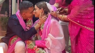 ছাদনাতলায় সকলের সামনেই নতুন বরকে চুম্বন করলেন কনে ছাদনাতলায় সকলের সামনেই নতুন বরকে চুম্বন করলেন কনে