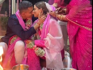 ছাদনাতলায় সকলের সামনেই নতুন বরকে চুম্বন করলেন কনে