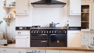 এখন রান্নাঘরকে ধোঁয়ামুক্ত রাখতে চিমনির ব্যবহার অনেকটাই সাধারণ হয়ে এসেছে