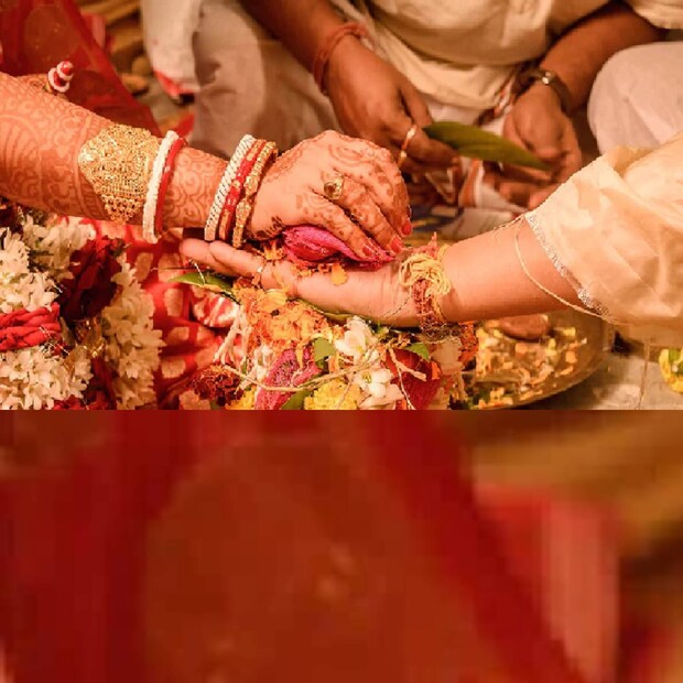 জানা গিয়েছে, মালদহের ইংরেজবাজারের নেতাজি পার্কের বাসিন্দা, চা বিক্রেতার কন্যার সঙ্গে বিয়ে ঠিক হয় শহরেরই অভিরামপুরের বাসিন্দা এক যুবকের। কিন্তু, সমস্যা হয়ে দাঁড়ায় মেয়ের পরিবারের আর্থিক অনটন। ছেলেপক্ষ সেভাবে দাবি-দাওয়া না করলেও বিয়ের অনুষ্ঠান করবেন কী ভাবে ? এনিয়ে ভেবেচিন্তে যেন কূলকিনারা পাচ্ছিলেন না মেয়ের পরিবার।