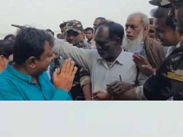 ভাঙন দুর্গত এলাকা পরিদর্শন করলেন রাজ্যের সেচ মন্ত্রী পার্থ ভৌমিক